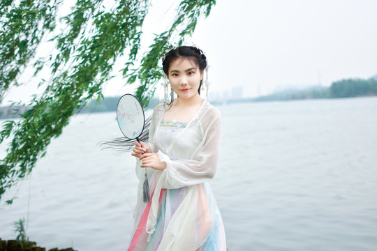 灵犀彩虹裙古装美女