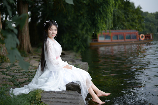 鞠婧祎白素贞同款古装