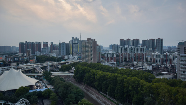 黄昏的城市风景图