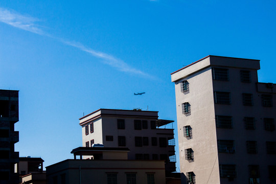 建筑与空中的飞机