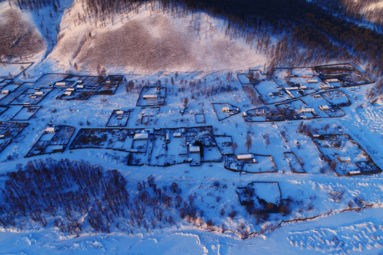 大兴安岭林区山村人家雪景