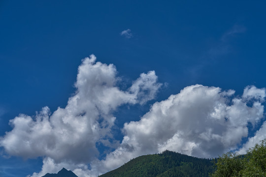 蓝天白云下的山峰