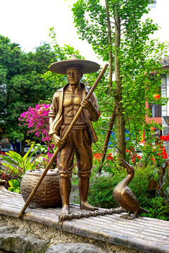 渔翁竹排雕塑