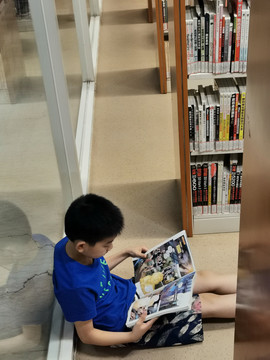 图书馆看书的小孩