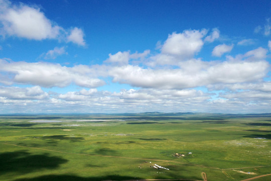 航拍草原蒙古包