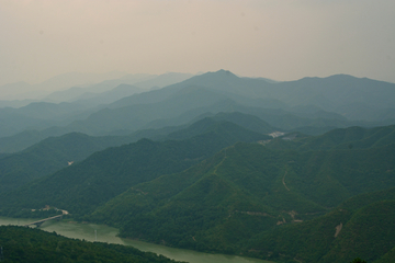 山间河流风景