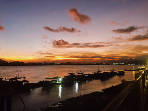 夕阳下的港口