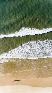 白浪沙滩