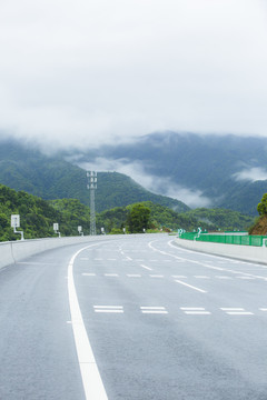山里的高速公路
