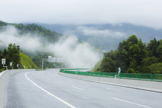 山里的高速公路