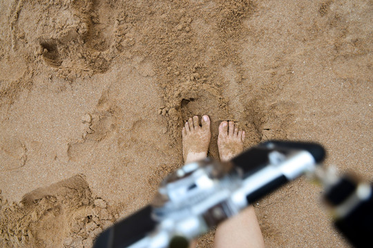 脚踩沙滩