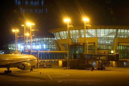 韩国仁川国际机场航站楼夜景