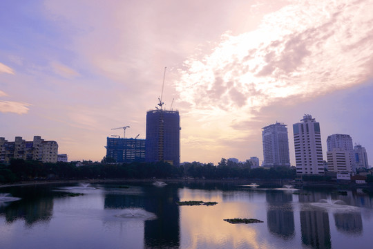 的越南河内市讲武湖的晨曦