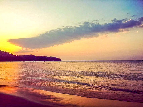 夕阳下金色的海滩