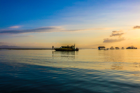 夕阳海面黄昏渔船