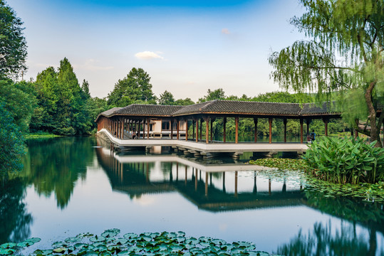 杭州西湖浴鹄湾景区长廊飞虹廊