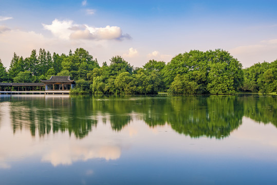 杭州西湖浴鹄湾景区长廊飞虹廊