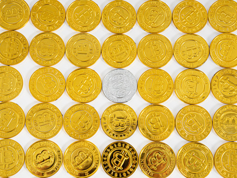 平铺排列的金币中的一枚银币