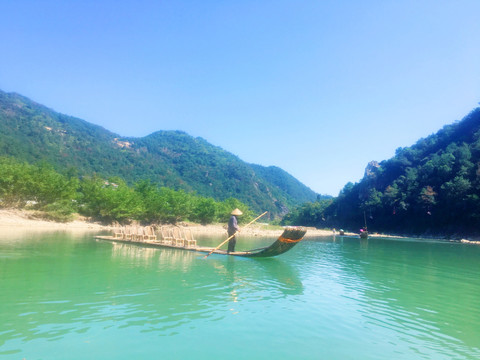 竹排于湖
