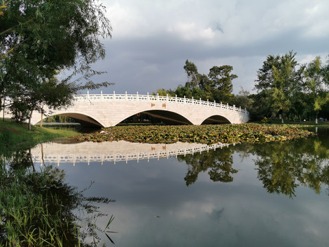 湖面石拱桥