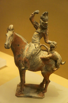 陕西西安文物彩绘骑马斗豹狩猎俑