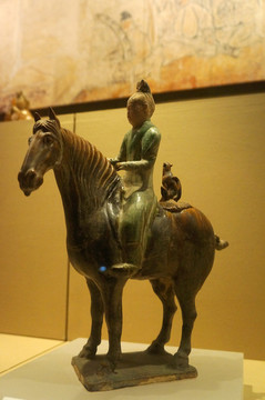 陕西西安文物三彩骑马带犬狩猎俑