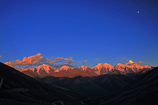 日月同辉贡嘎山