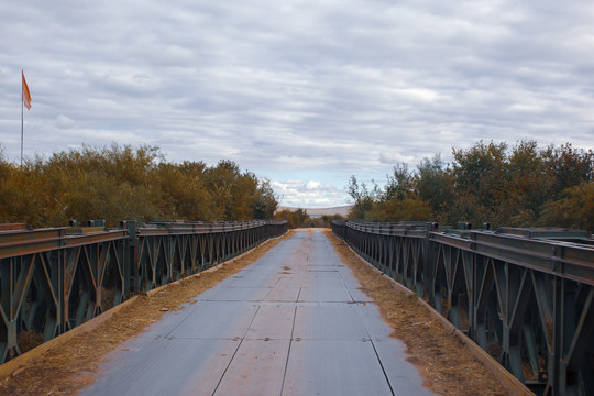 中俄边境公路上的铁桥