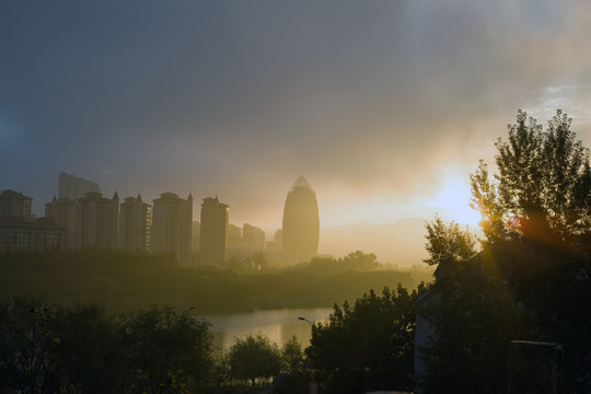 城市河畔早晨