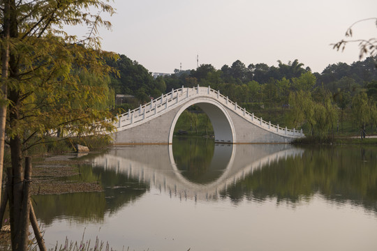 湖畔小桥