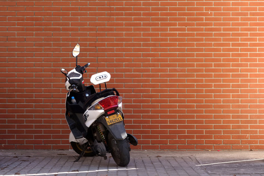 砖墙边的摩托车