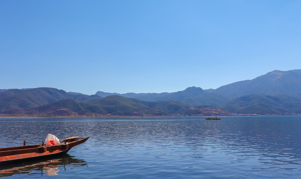 泸沽湖的彩船