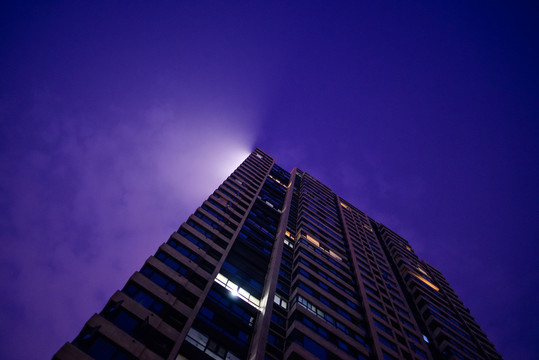 夜幕下高层建筑