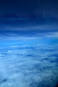 飞机俯瞰云层大地