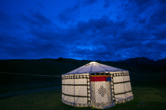 帐篷夜景