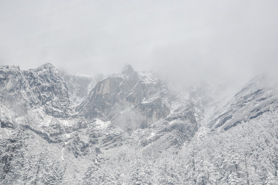 山中雪景