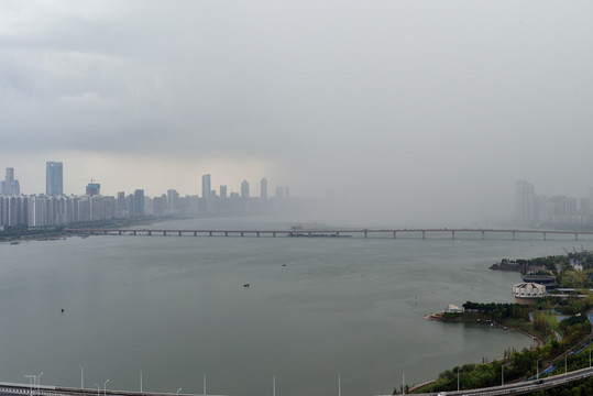 南昌赣江暴雨城市风光