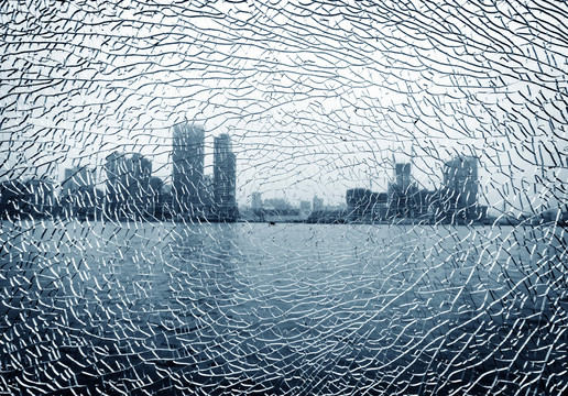 透过碎玻璃看现代城市景观
