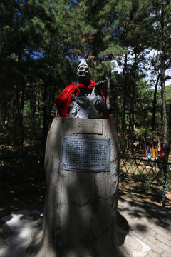 济公雕像