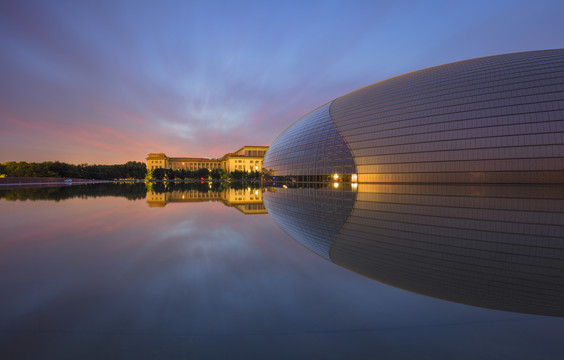 中国北京国家大剧院秋日朝霞