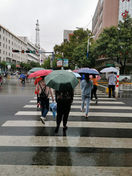 雨中斑马线上的人