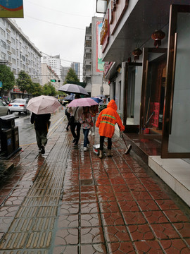 雨中的清洁工