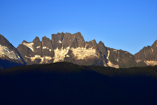 梅里雪山神女峰和五冠峰