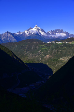 梅里雪山神女峰和五冠峰