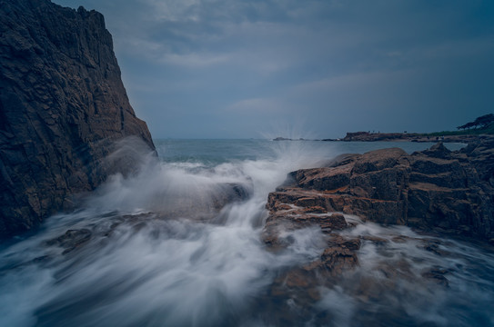 海浪花奔涌