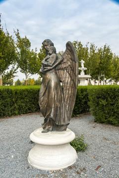 怀抱孩子的天使雕塑