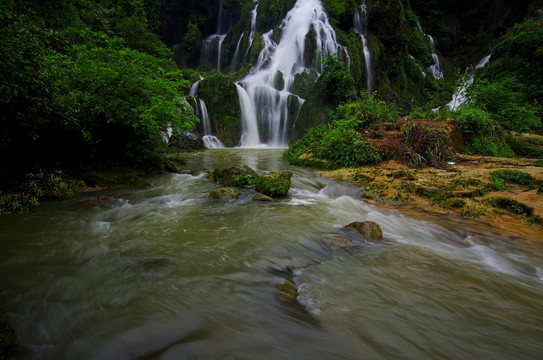 山溪流水