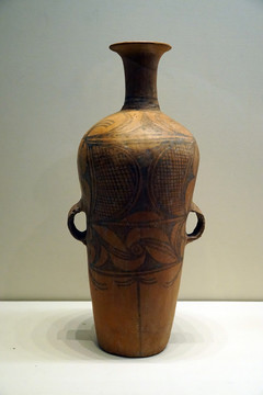 仰韶文化变体鲵鱼纹彩陶瓶