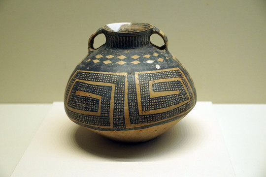马家窑文化回形纹彩陶罐