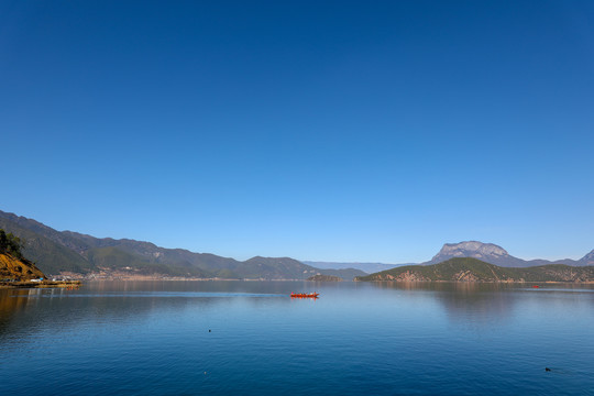 泸沽湖湖面的彩色游船